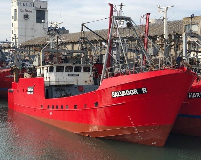 Buque pesquero Salvador R navegando en aguas argentinas, vista lateral completa mostrando cubierta y estructura